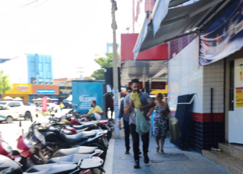 Loja no centro de Mossoró descumpre lei que proíbe fogos ruidosos