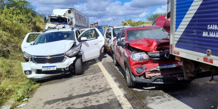 Uma pessoa morre e quatro ficam feridas em grave acidente  próximo à entrada de Itajá