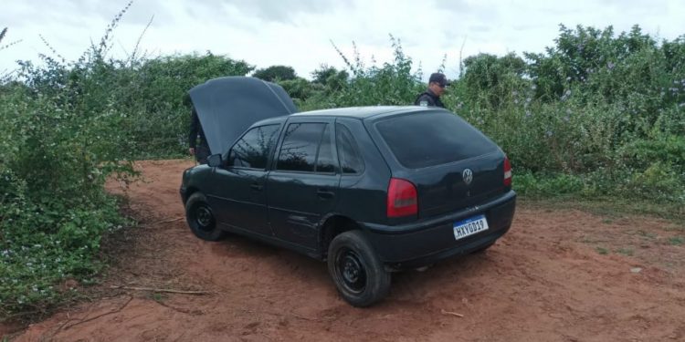 PM recupera carro roubado em região de mata no Bairro Santo Antônio