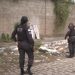 Populares encontram caixões infantis jogados na rua e acionam Polícia