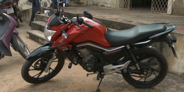 Homem é preso após ser reconhecido furtando moto do estacionamento do HRTM
