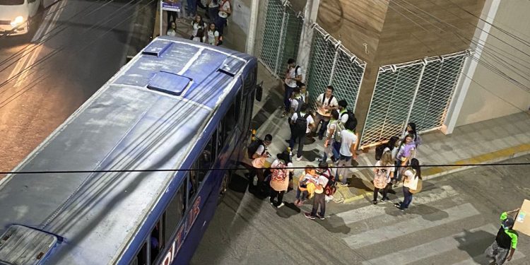 Ônibus com estudantes do IFRN Apodi fica sem freio e bate em poste
