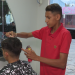 ‘Cabelin’ na régua; jovem realiza sonho de abrir barbearia com ajuda de amigos