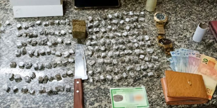 Homem com mandado de prisão em aberto é preso com maconha em Mossoró