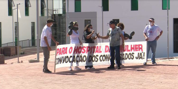 Aprovados em concurso da saúde fazem protesto em frente ao Hospital da Mulher