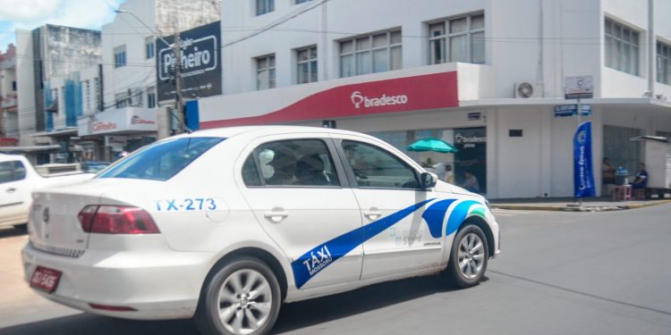 Auxílio para taxistas e caminhoneiros começa a ser pago em agosto