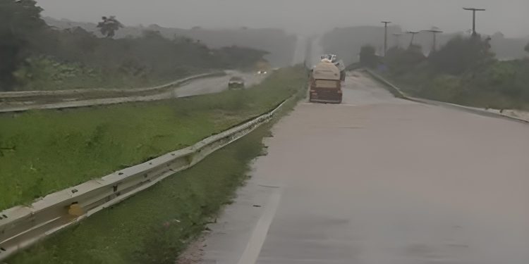 BR é interditada no sentido de Natal a João Pessoa após rio transbordar