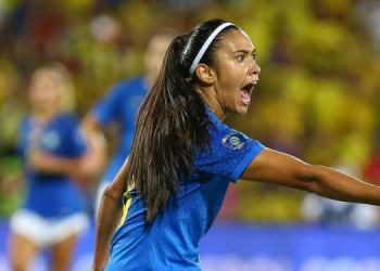 Jogadora potiguar é recebida com carreata em cidade natal após vencer Copa de futebol