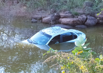Homem perde controle de carro e cai em açude em Apodi
