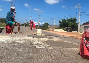 Homem faz ‘tapa buraco’ por conta própria em rodovia na cidade de Assú