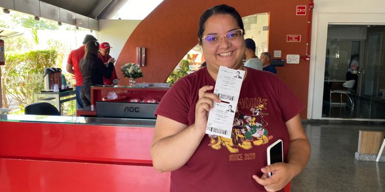 Ganhadora de sorteio diz que show será uma terapia