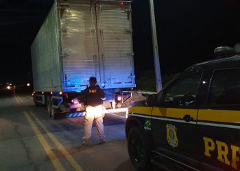 PRF apreende carga de cigarros contrabandeados em Assú