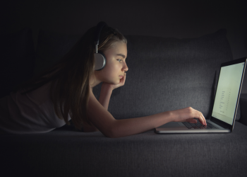 Nove em cada dez crianças e adolescentes tem acesso à internet no Brasil