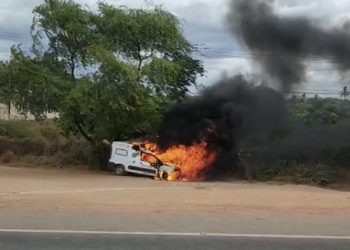 Ambulância de Prefeitura pega fogo na BR 304