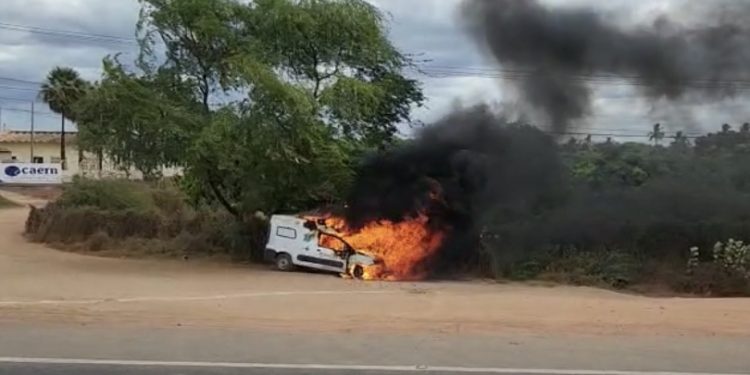 Ambulância de Prefeitura pega fogo na BR 304