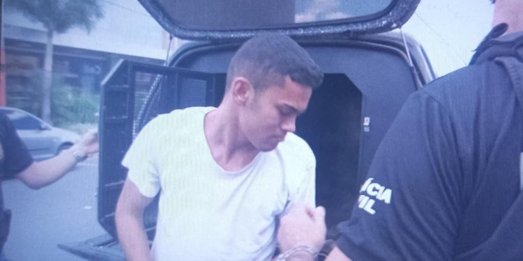 Acusado de matar ex-mulher a facadas chega em Mossoró