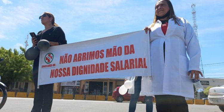 Profissionais da enfermagem protestam contra suspensão da lei do piso