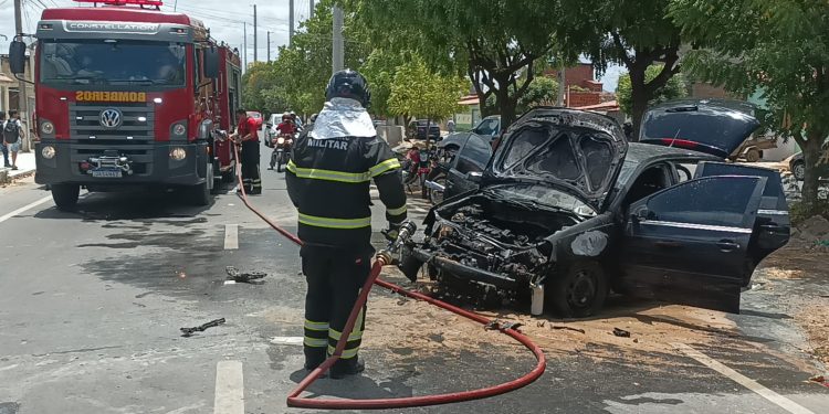 Carro pega fogo no Bairro Belo Horizonte
