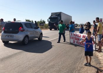 Moradores fazem manifestação pela volta de redutor de velocidade na BR 304