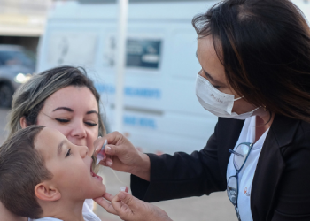 Sábado (22) é dia de vacinar as crianças contra a poliomielite e atualizar a caderneta