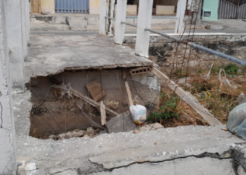 Passarela desaba e por pouco moradora não cai em galeria no Bairro Bom Jardim