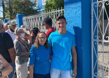 Primeiros eleitores chegam cedo aos locais de votação