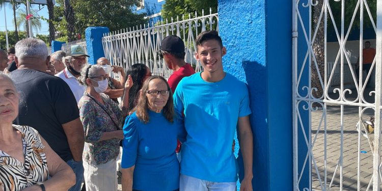 Primeiros eleitores chegam cedo aos locais de votação