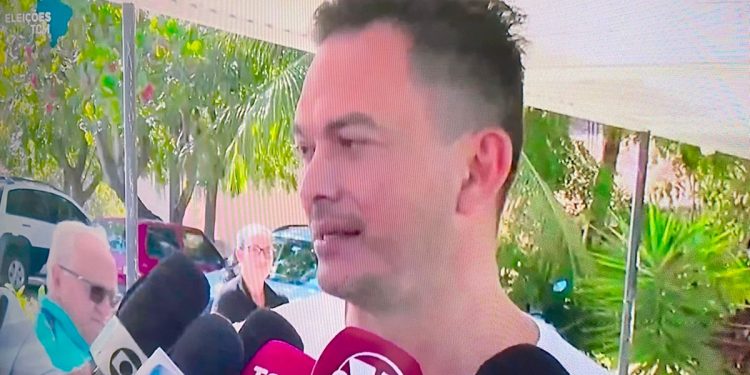 Candidato Styvenson Valentim é o primeiro a votar