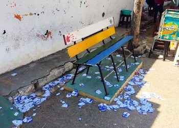 Derramamento de santinhos em frente a escola em Apodi