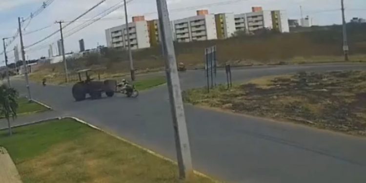 Trator bate em casal de moto e mulher grávida perde bebê