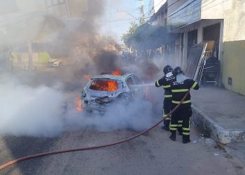 Carro pega fogo no Bairro Santa Delmira