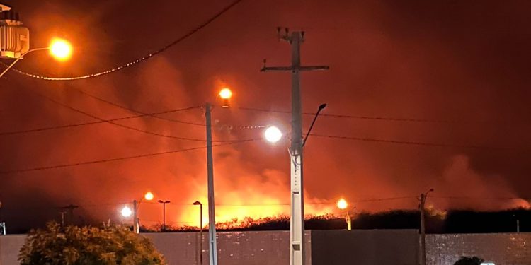 Fogo em lixão de Caraúbas assusta moradores
