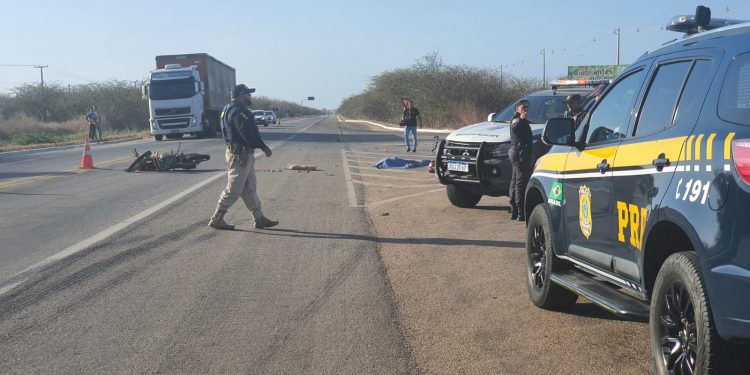 Motoqueiro morre e passageiro fica ferido após acidente na BR 304