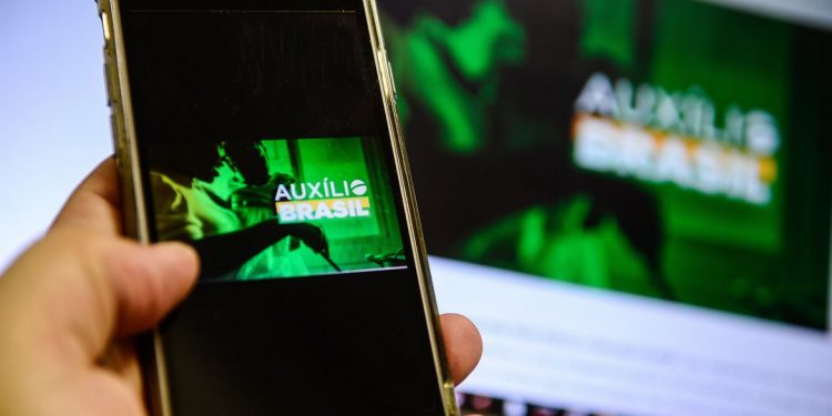 Beneficiários do Auxílio Brasil têm até sexta-feira (14) para atualizar dados