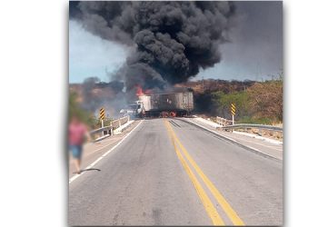 Acidente envolvendo dois caminhões deixa BR totalmente interditada em Itajá/RN