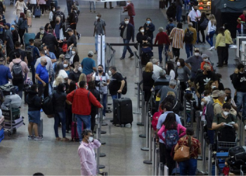 Anvisa volta a recomendar uso obrigatório de máscaras em aviões e aeroportos