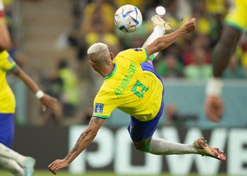 Com gols de Richarlison, Brasil estreia bem na Copa e bate Sérvia por 2 a 0