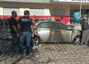 Carro apreendido em tiroteio é incendiado em frente a Delegacia de Plantão em Mossoró