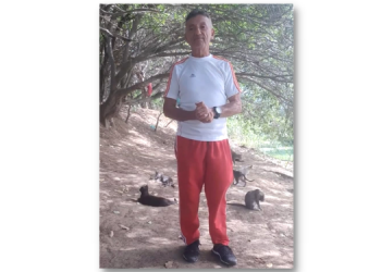 Homem de 62 anos caminha 8 km por dia para alimentar animais abandonados em Apodi