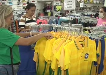 Venda de camisas da Seleção movimenta comércio