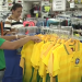 Venda de camisas da Seleção movimenta comércio