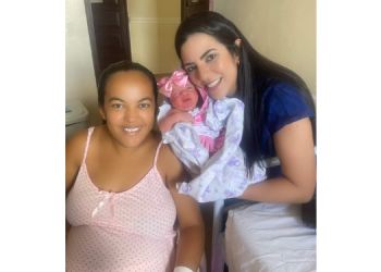 Mãe homenageia médica colocando o mesmo nome na filha após gestação  de risco