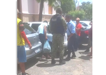 Homem que deixou cachorro trancado em carro é preso