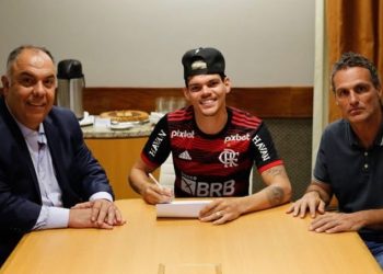 Flamengo oficializa contratação de Ayrton Lucas