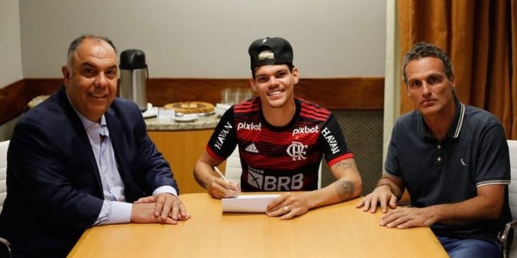 Flamengo oficializa contratação de Ayrton Lucas