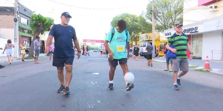 Zé das embaixadinhas participa da 15ª Corrida de Santa Luzia