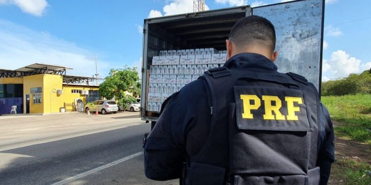 PRF apreende mais de 18 mil unidades de bebidas alcoólicas sem nota fiscal