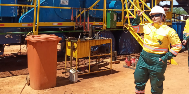 Aos 27 anos, jovem é primeira mulher a trabalhar em sonda na área em Mossoró