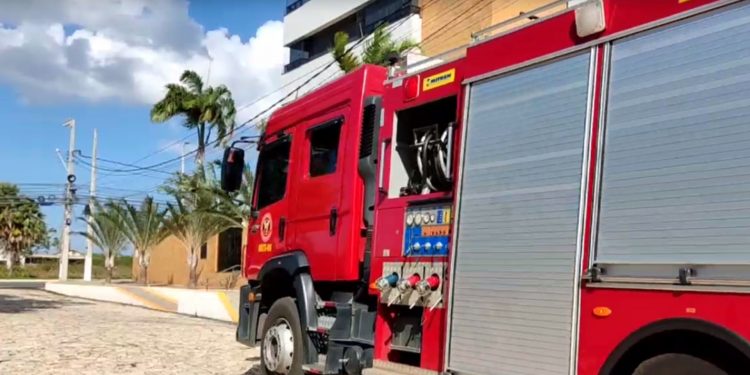 Incêndio destrói palhoça de área de lazer de condomínio em Mossoró