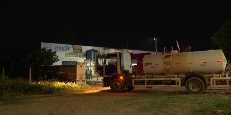 Incêndio destrói fábrica em Mossoró na noite desta segunda-feira (30)